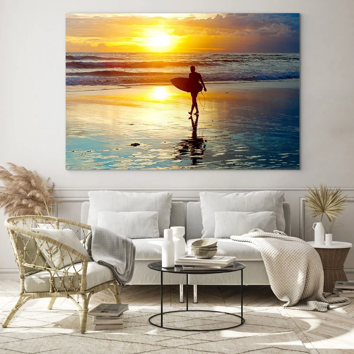 Obraz na szkle - Surfer idący po plaży o zachodzie słońca z deską - 70x50cm - Powrót wojownika - Nowoczesna dekoracja ścienna do salonu i sypialni ARTTOR