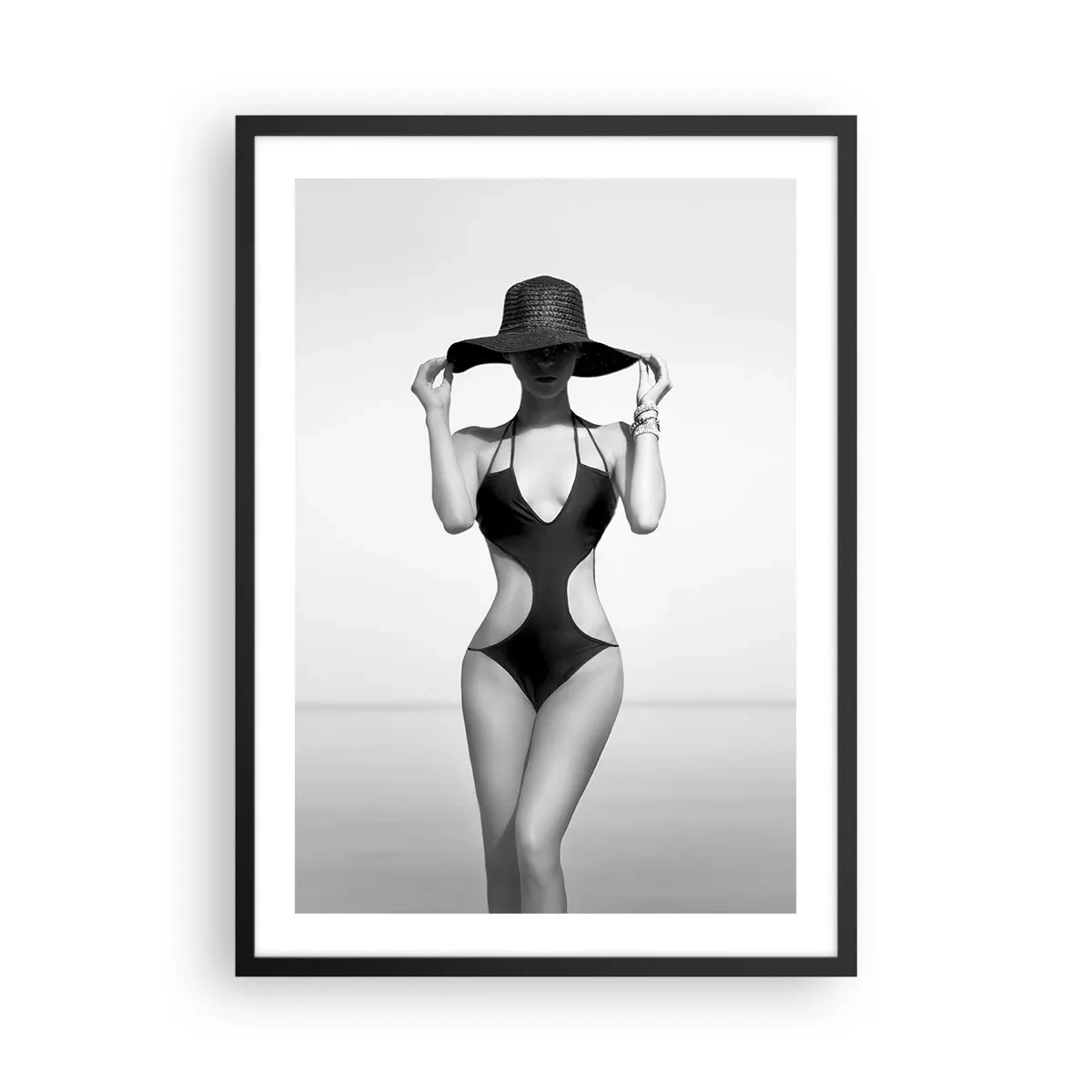 Plakat w czarnej ramie - Czarno-biała fotografia kobiety w kapeluszu i kostiumie kąpielowym - 50x70cm - Na imię mi: Elegancja - Nowoczesna dekoracja ścienna do salonu i sypialni ARTTOR