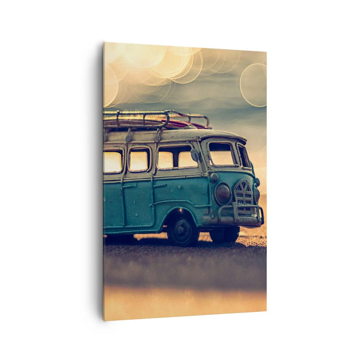Obraz na płótnie - Retro autobus na tle rozmytego światła - 80x120cm - Koniec bożków: pieniądza i pracy - Nowoczesna dekoracja ścienna do salonu i sypialni ARTTOR