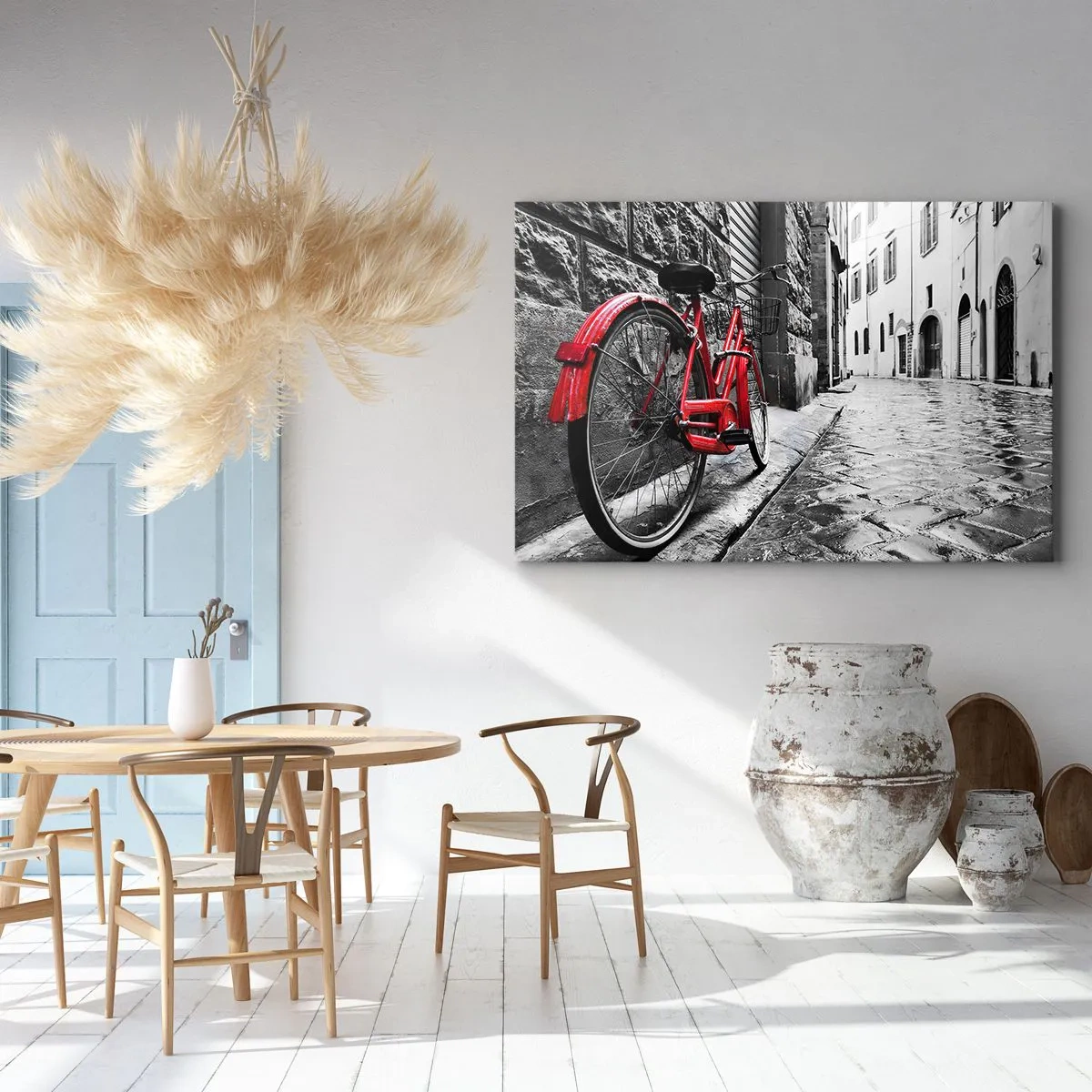 Obraz na płótnie - Czerwony rower w czarno-białej uliczce - 70x50cm - Prawdziwe piękno się nie starzeje - Nowoczesna dekoracja ścienna do salonu i sypialni ARTTOR