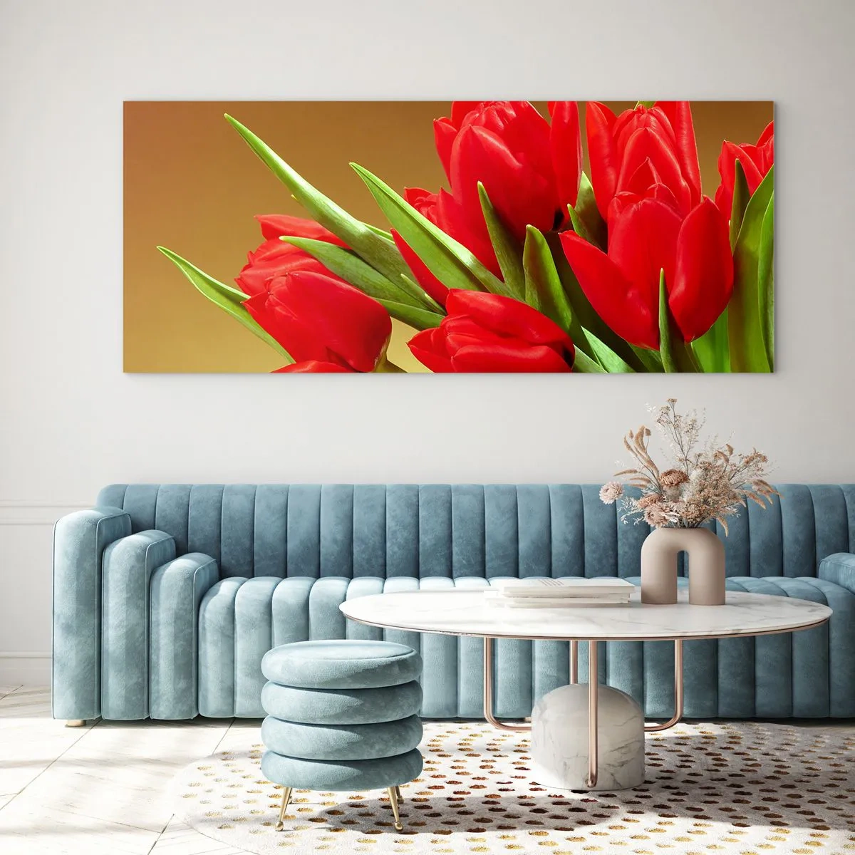 Obraz na szkle - Bukiet czerwonych tulipanów na złotym tle z zielonymi liśćmi - 140x50cm - Pęk wiosennej radości - Nowoczesna dekoracja ścienna do salonu i sypialni ARTTOR