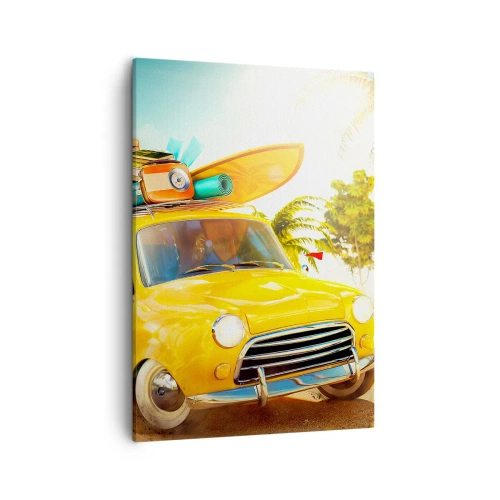 Obraz na płótnie - Żółty retro samochód z deską surfingową na dachu - 50x70cm - Podróż po niejeden uśmiech - Nowoczesna dekoracja ścienna do salonu, kuchni i sypialni ARTTOR