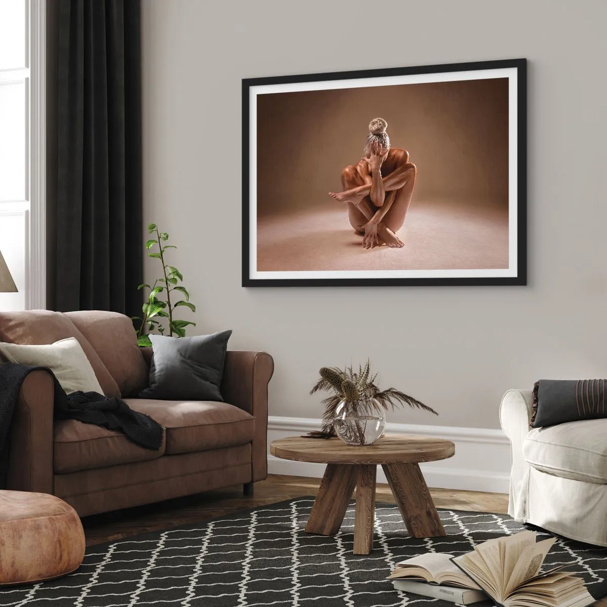 Plakat w czarnej ramie - Artystyczna sylwetka kobiety na beżowym tle - 70x50cm - Jedność ciała i ducha - Nowoczesna dekoracja ścienna do salonu i sypialni ARTTOR