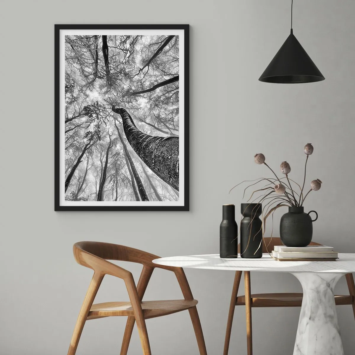 Plakat w czarnej ramie - Perspektywa drzew w czarno-białej tonacji - 50x70cm - Wyścig do światła - Nowoczesna dekoracja ścienna do salonu i sypialni ARTTOR