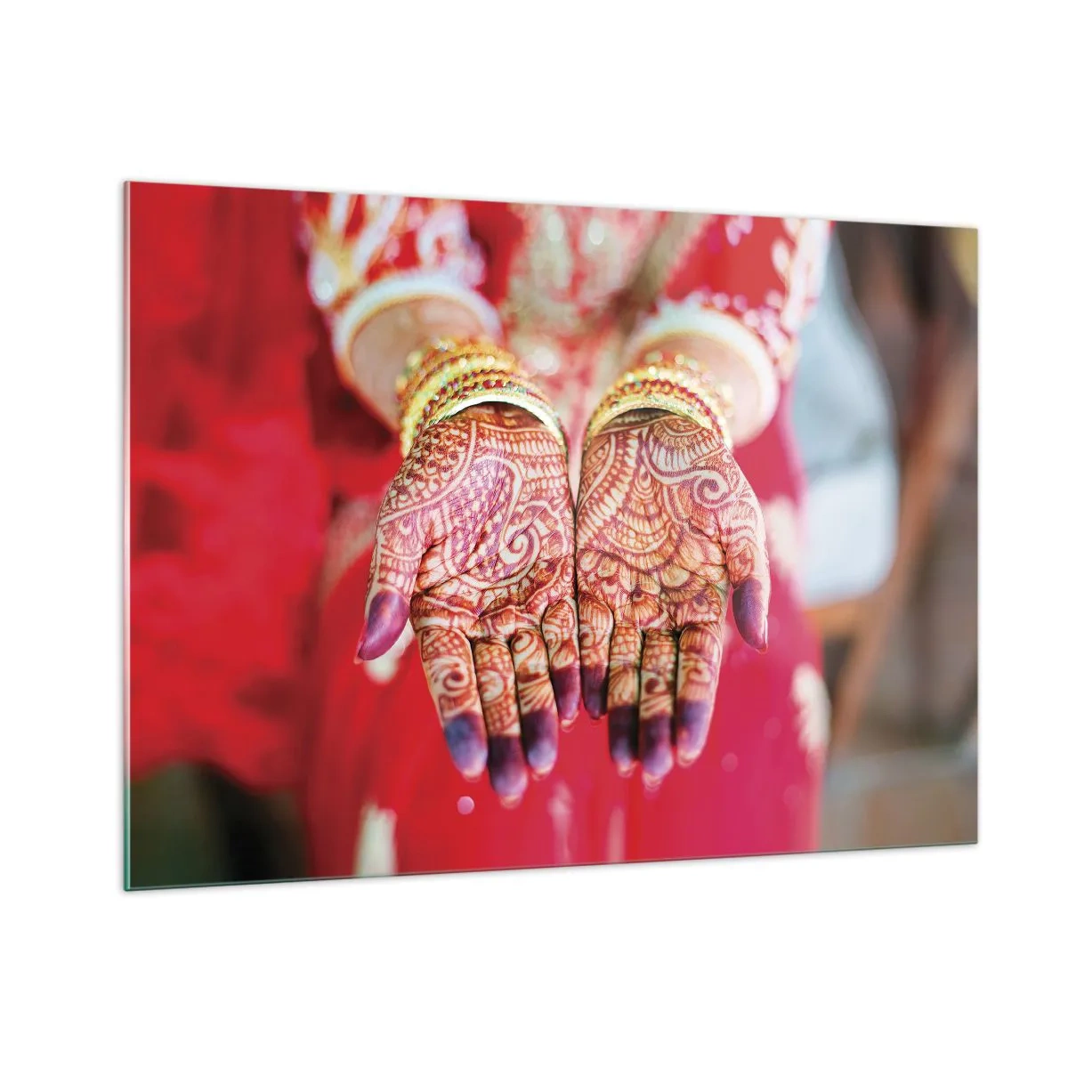 Obraz na szkle - Dłonie z henną w tradycyjnym stroju na tle czerwieni - 100x70cm - Gotowa złapać szczęście - Nowoczesna dekoracja ścienna do salonu, kuchni i sypialni ARTTOR