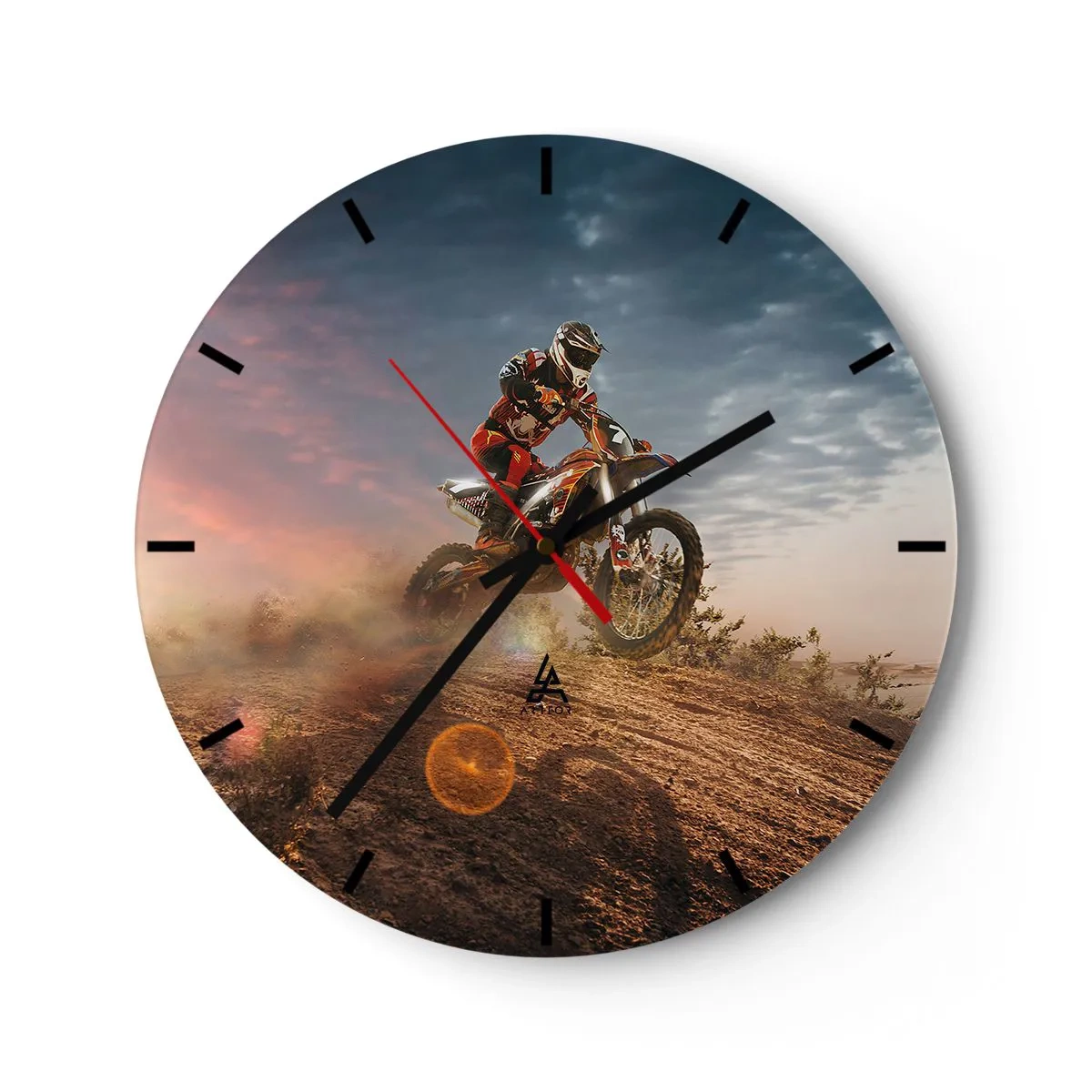Zegar ścienny - Motocyklista na pustynnym terenie o zachodzie słońca - 30x30cm - Po zwycięstwo - Nowoczesna dekoracja ścienna do salonu, kuchni i sypialni ARTTOR