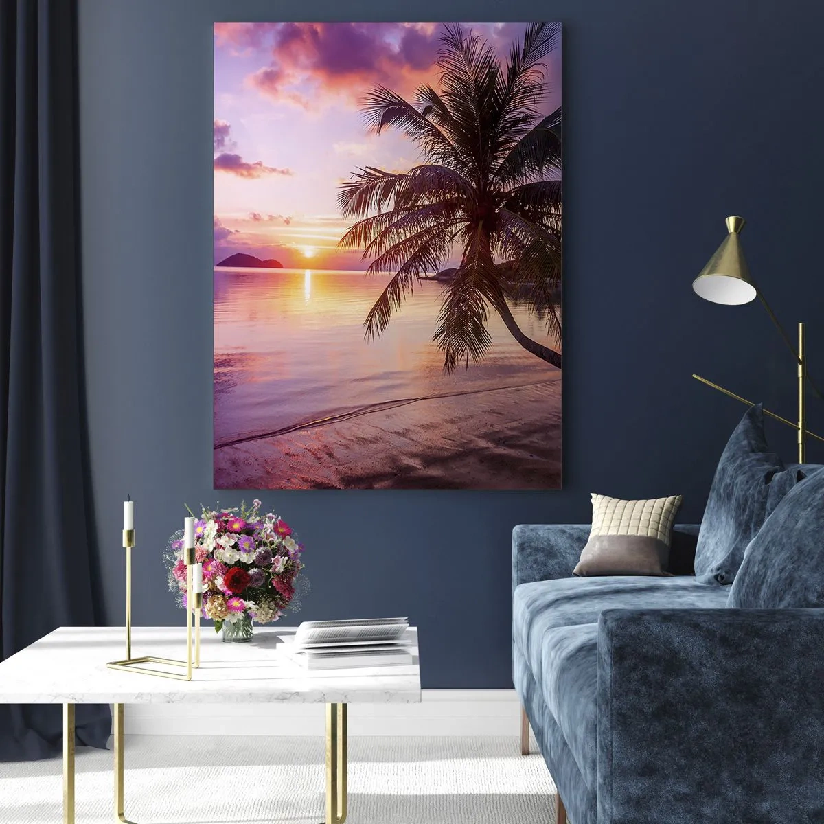 Obraz na szkle - Egzotyczna plaża z palmą przy zachodzie słońca - 50x70cm - Błogość aż po horyzont - Nowoczesna dekoracja ścienna do salonu, kuchni i sypialni ARTTOR