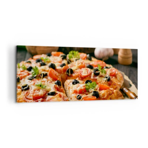 Obraz na płótnie - Pizza z pomidorami, oliwkami i świeżymi ziołami na stole - 120x50cm - Znów ci się upiekło - Nowoczesna dekoracja ścienna do salonu i sypialni ARTTOR