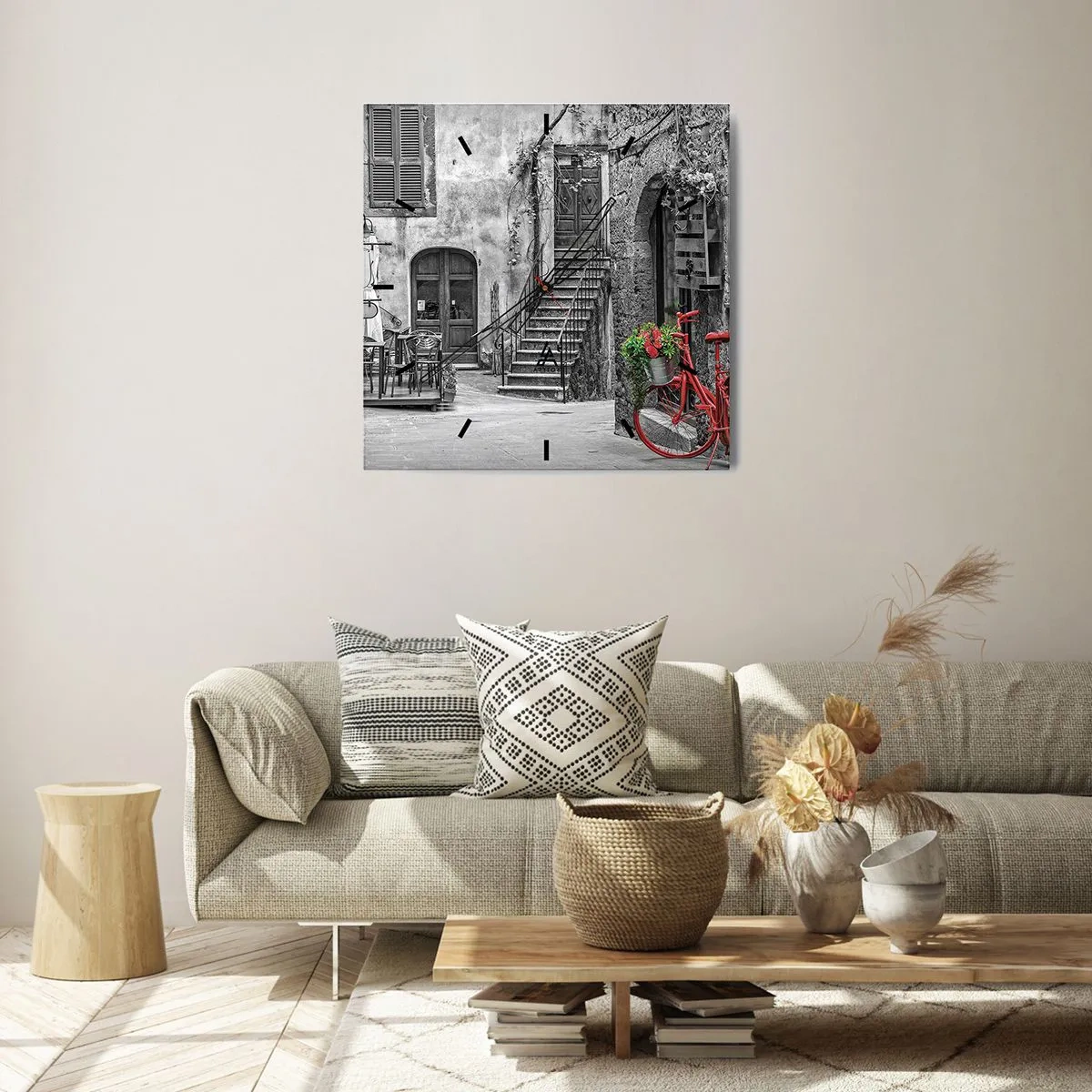 Zegar ścienny - Czerowny rower w czarno-białej uliczce - 30x30cm - Toskański zaułek - Nowoczesna dekoracja ścienna do salonu i sypialni ARTTOR