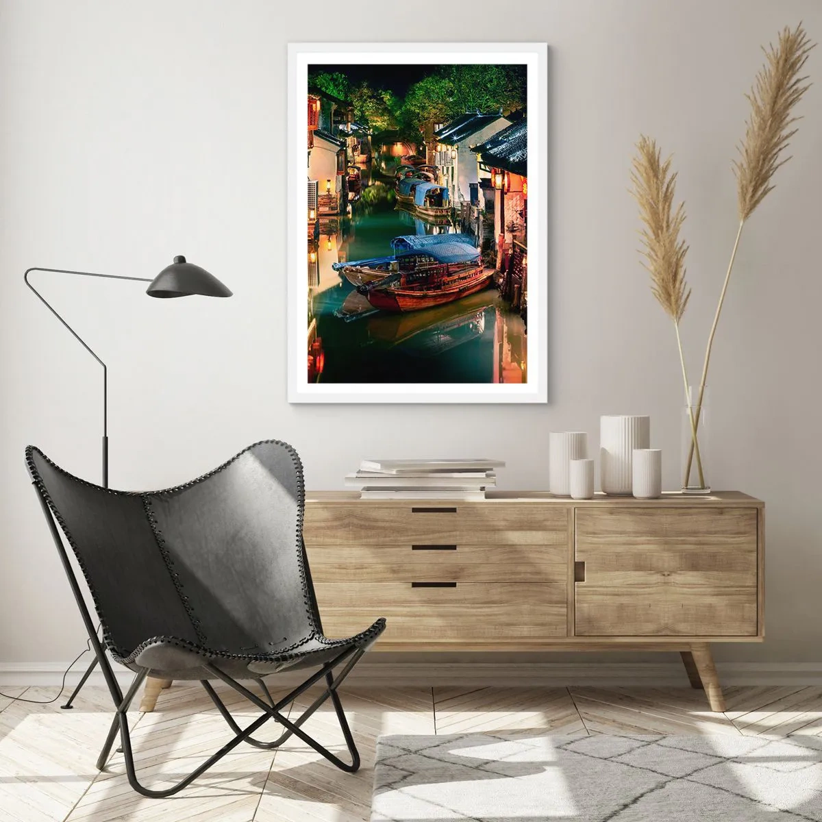 Plakat w białej ramie - Wieczór na chińskiej ulicy - 70x100 cm