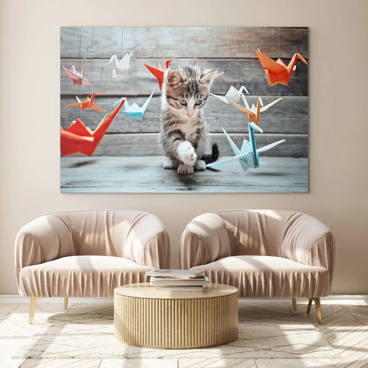 Obraz na szkle - Kot bawiący się kolorowymi origami w kształcie żurawi - 120x80cm - Pierwsza lekcja - Nowoczesna dekoracja ścienna do salonu, kuchni i sypialni ARTTOR