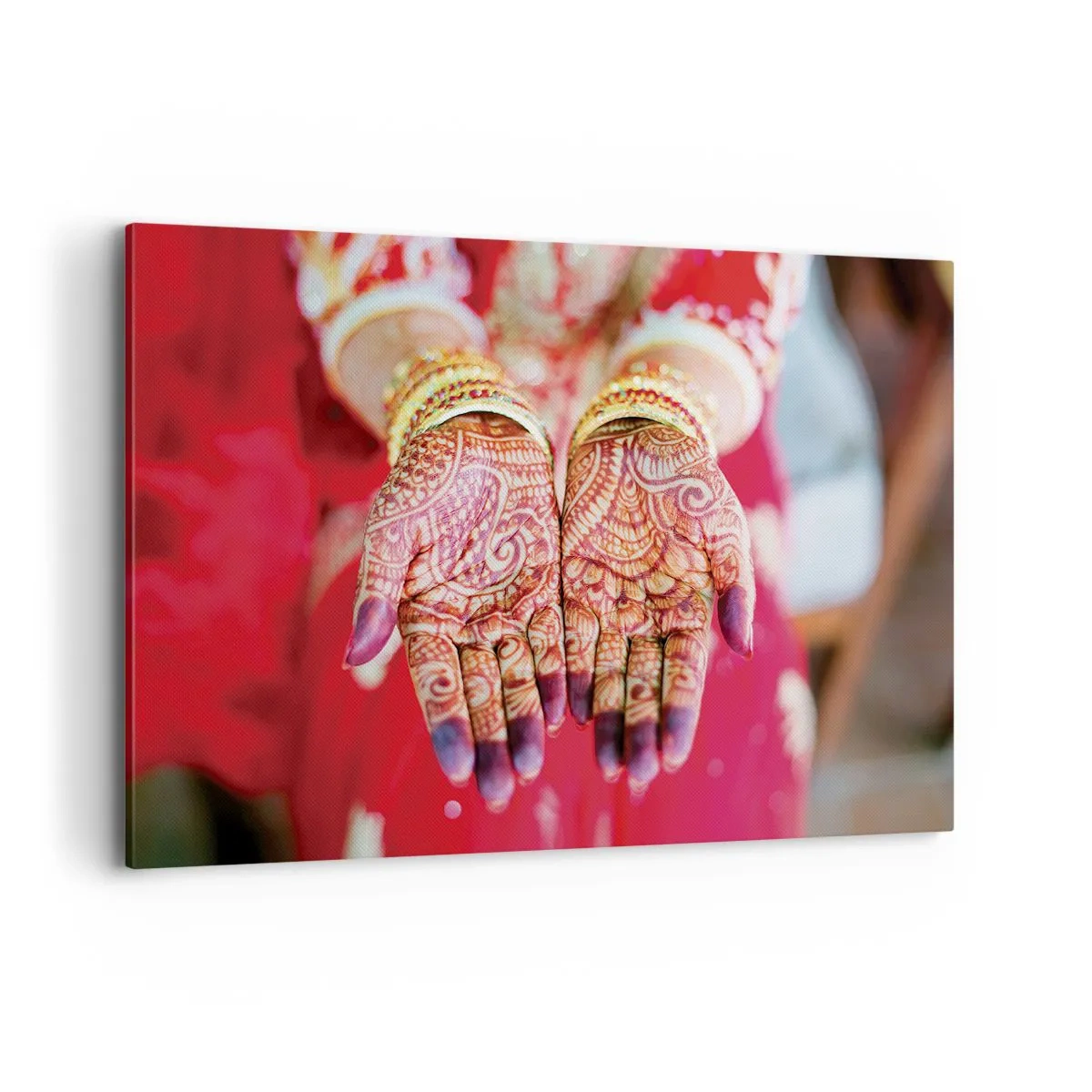 Obraz na płótnie - Ozdobione dłonie z henną na tle czerwonej sukni - 120x80cm - Gotowa złapać szczęście - Nowoczesna dekoracja ścienna do salonu, kuchni i sypialni ARTTOR
