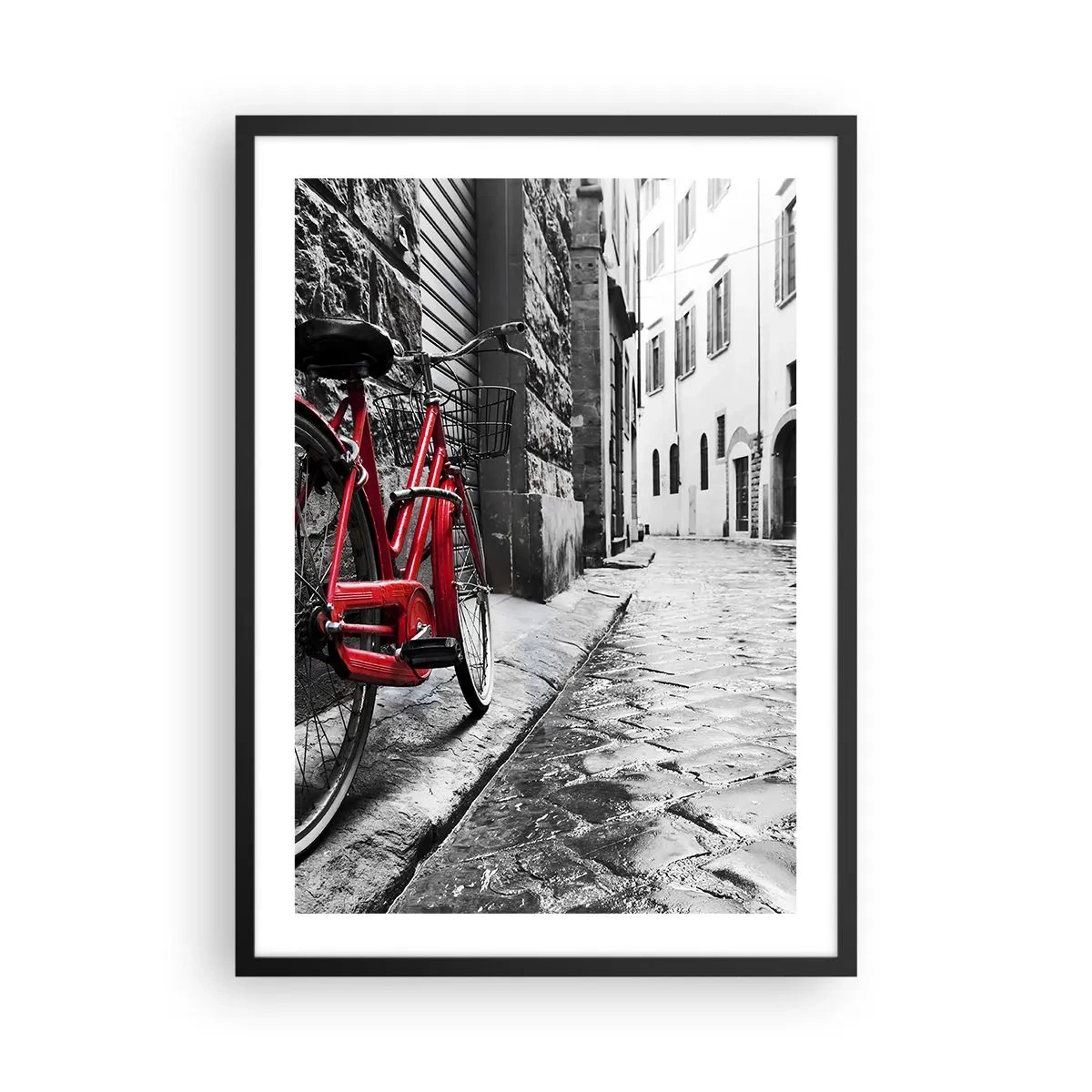 Plakat w czarnej ramie - Czerwony rower na czarno-białej ulicy brukowanej - 50x70cm - Prawdziwe piękno się nie starzeje - Nowoczesna dekoracja ścienna do salonu i sypialni ARTTOR