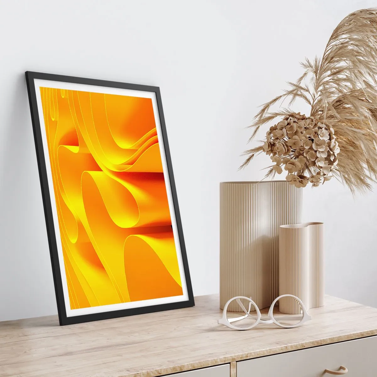 Plakat w czarnej ramie - Abstrakcyjna kompozycja w odcieniach złota i pomarańczy - 50x70cm - Jak fale słońca - Nowoczesna dekoracja ścienna do salonu i sypialni ARTTOR