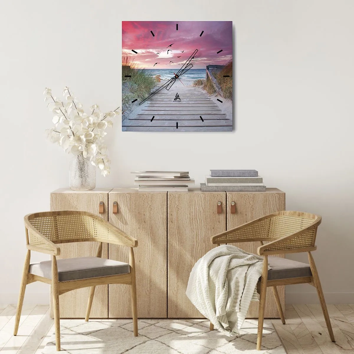 Zegar ścienny - Drewniana ścieżka na plaży o różowym zachodzie słońca - 30x30cm - Bałtycka impresja - Nowoczesna dekoracja ścienna do salonu i sypialni ARTTOR