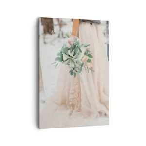 Obraz na płótnie - Panna młoda w beżowej sukni trzymająca bukiet z eukaliptusem na tle śniegu - 50x70cm - I żyli długo i szczęśliwie - Nowoczesna dekoracja ścienna do salonu, kuchni i sypialni ARTTOR