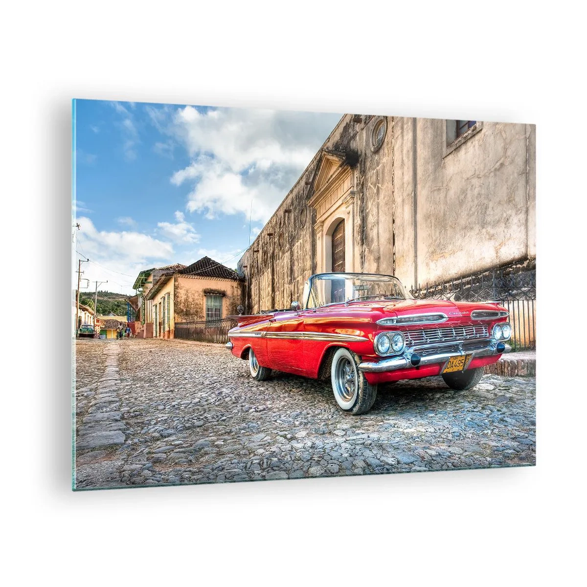 Obraz na szkle - Klasyczny czerwony kabriolet na brukowanej ulicy w scenerii retro - 70x50cm - Kubańskie wzruszenia - Nowoczesna dekoracja ścienna do salonu i sypialni ARTTOR