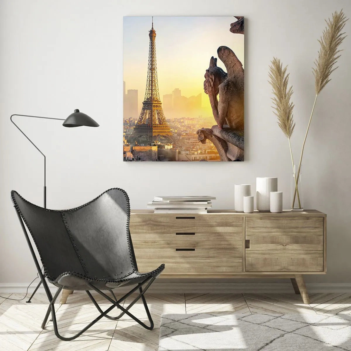 Obraz na szkle - Wieża Eiffla w porannej mgle, z widokiem na Paryż i gotyckie rzeźby - 50x70cm - Wiele się zmieniło… - Nowoczesna dekoracja ścienna do salonu, kuchni i sypialni ARTTOR