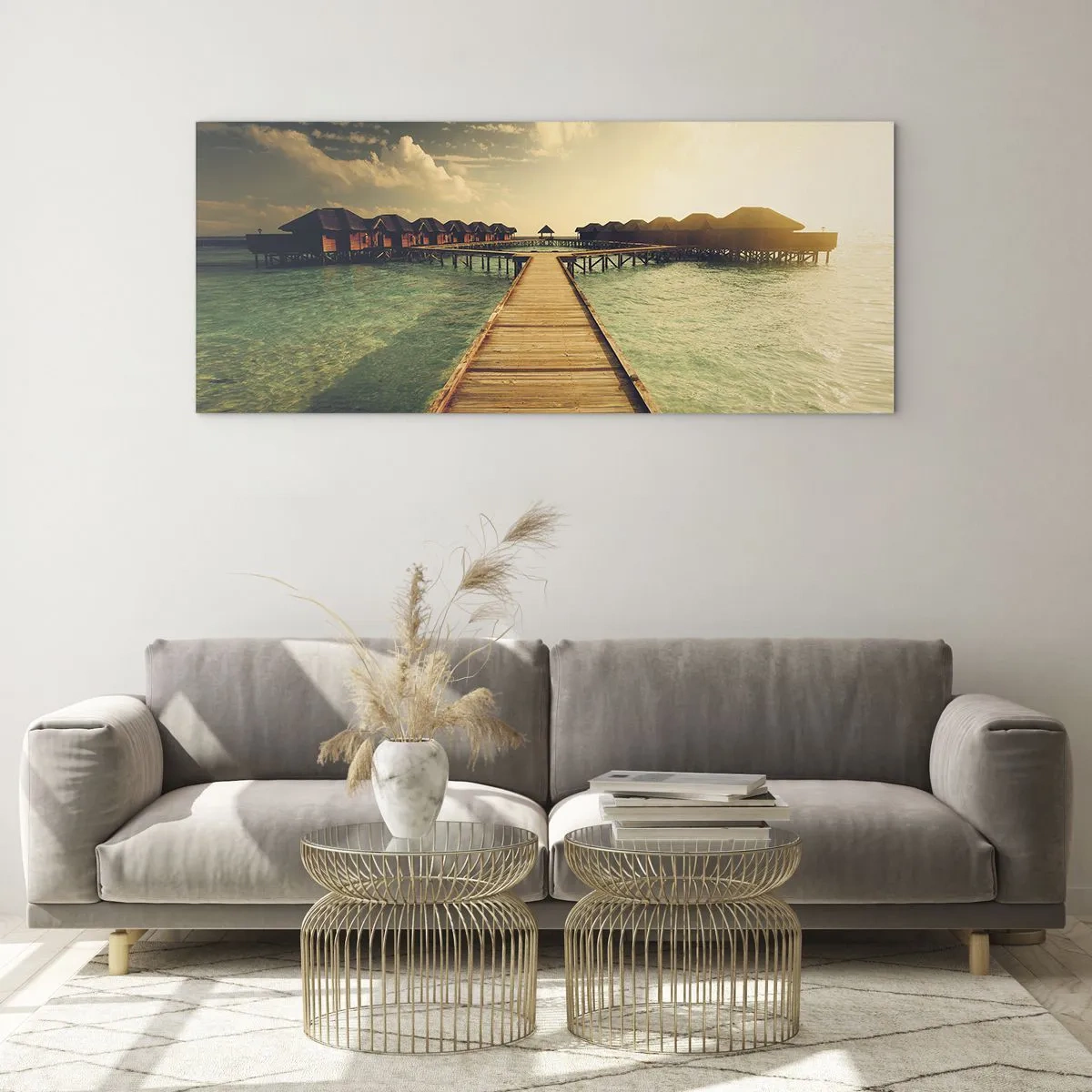 Obraz na szkle - Drewniany pomost prowadzący do domków na wodzie oświetlonych promieniami słońca - 120x50cm - Gorące zaproszenie - Nowoczesna dekoracja ścienna do salonu i sypialni ARTTOR