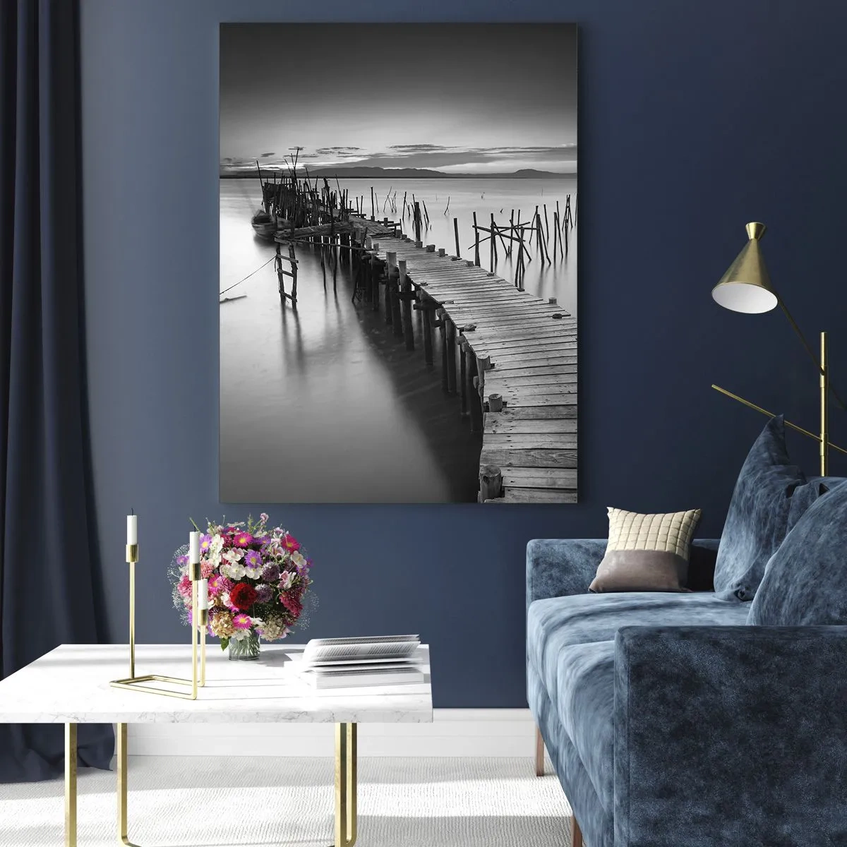 Obraz na szkle - Czarnobiały widok na drewniany pomost nad wodą - 50x70cm - Spokój zapomnianego brzegu - Nowoczesna dekoracja ścienna do salonu, kuchni i sypialni ARTTOR