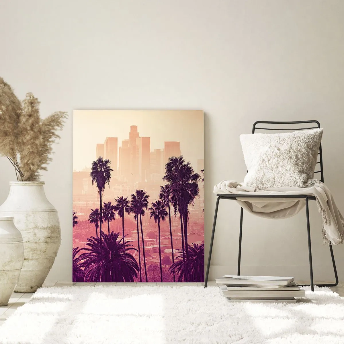 Obraz na szkle - Palmy na tle miejskiego krajobrazu w ciepłej tonacji kolorystycznej - 70x100cm - Kalifornijski pejzaż - Nowoczesna dekoracja ścienna do salonu i sypialni ARTTOR