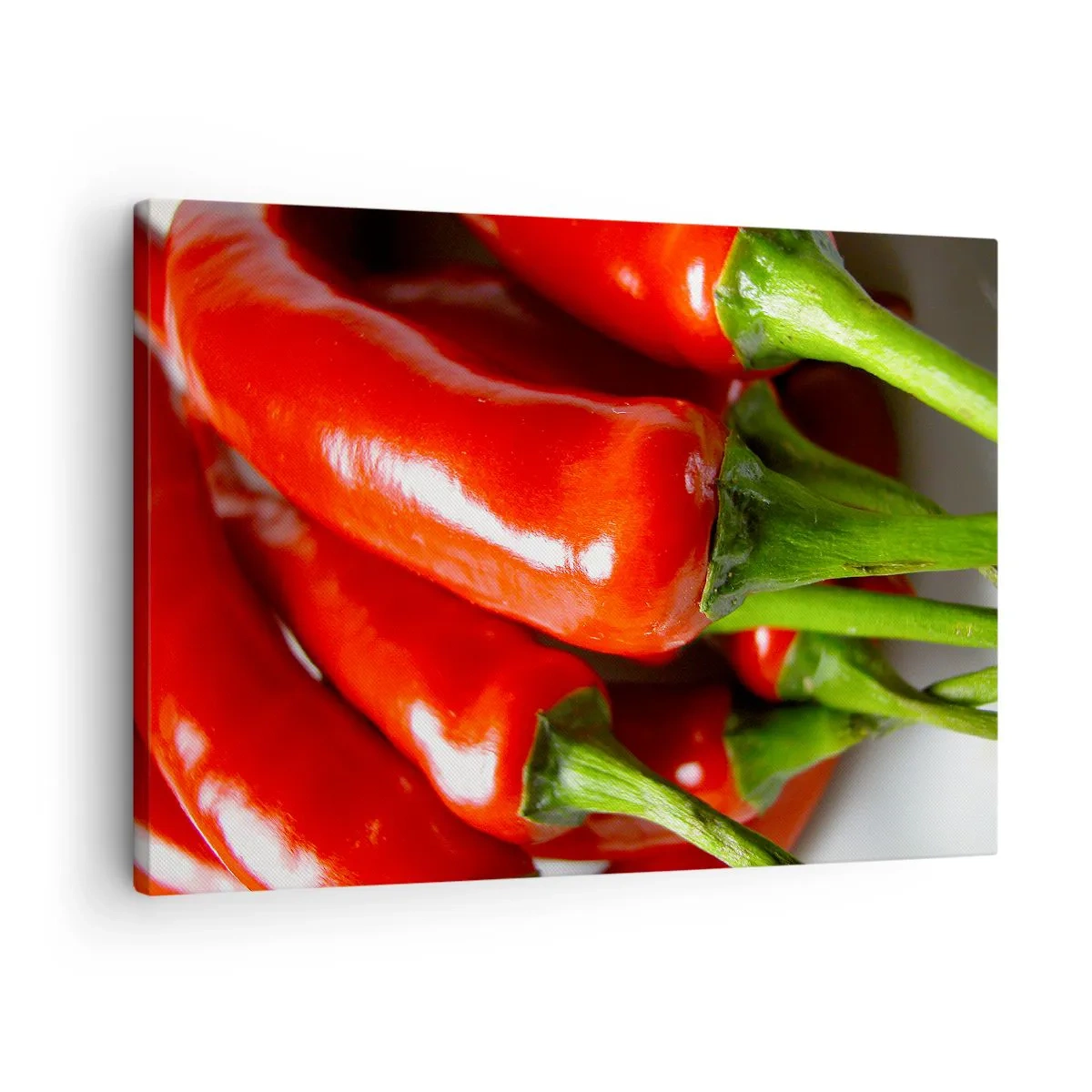 Obraz na płótnie - Zbliżenie na czerwone papryczki chili z zielonymi ogonkami - 70x50cm - Soczyste, błyszczące, gładkie - Nowoczesna dekoracja ścienna do salonu i sypialni ARTTOR