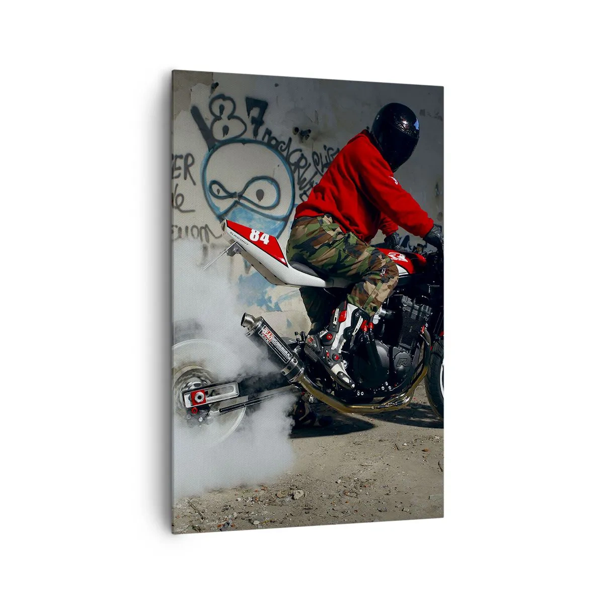 Obraz na płótnie - Motocyklista wykonujący efektowny drift w opuszczonym budynku z graffiti - 80x120cm - Goń mnie! - Nowoczesna dekoracja ścienna do salonu i sypialni ARTTOR