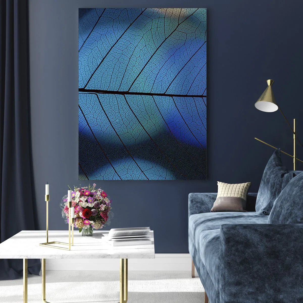 Obraz na szkle - Zbliżenie na niebieski liść z widocznym detalem żyłek - 70x100cm - Misterna budowa - Nowoczesna dekoracja ścienna do salonu i sypialni ARTTOR