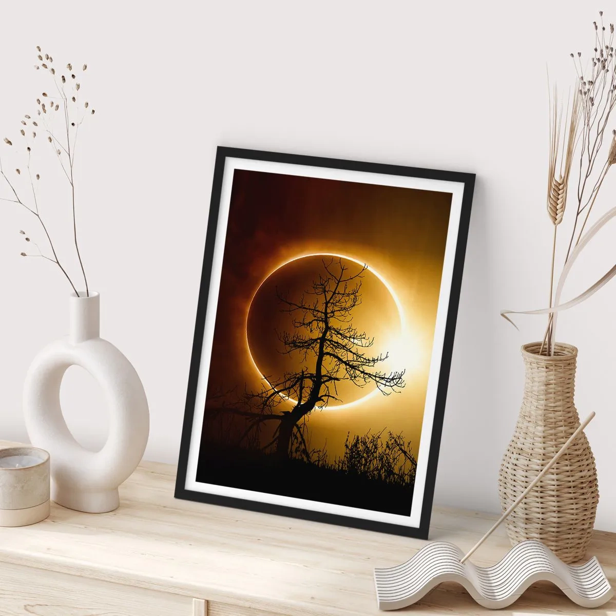 Plakat w czarnej ramie - Całkowite zaćmienie - 70x100 cm
