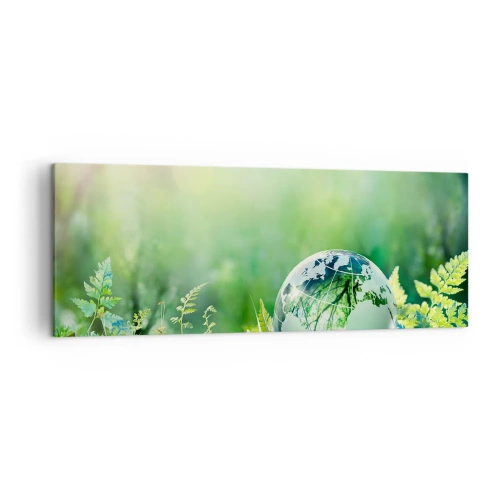 Obraz na płótnie - Kryształowa kula ziemska wśród zieleni na tle natury - 140x50cm - Zielona planeta - Nowoczesna dekoracja ścienna do salonu i sypialni ARTTOR