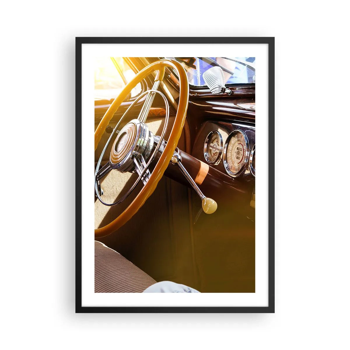 Plakat w czarnej ramie - Wnętrze klasycznego samochodu z kierownicą - 50x70cm - Powiew luksusu z przeszłości - Nowoczesna dekoracja ścienna do salonu i sypialni ARTTOR