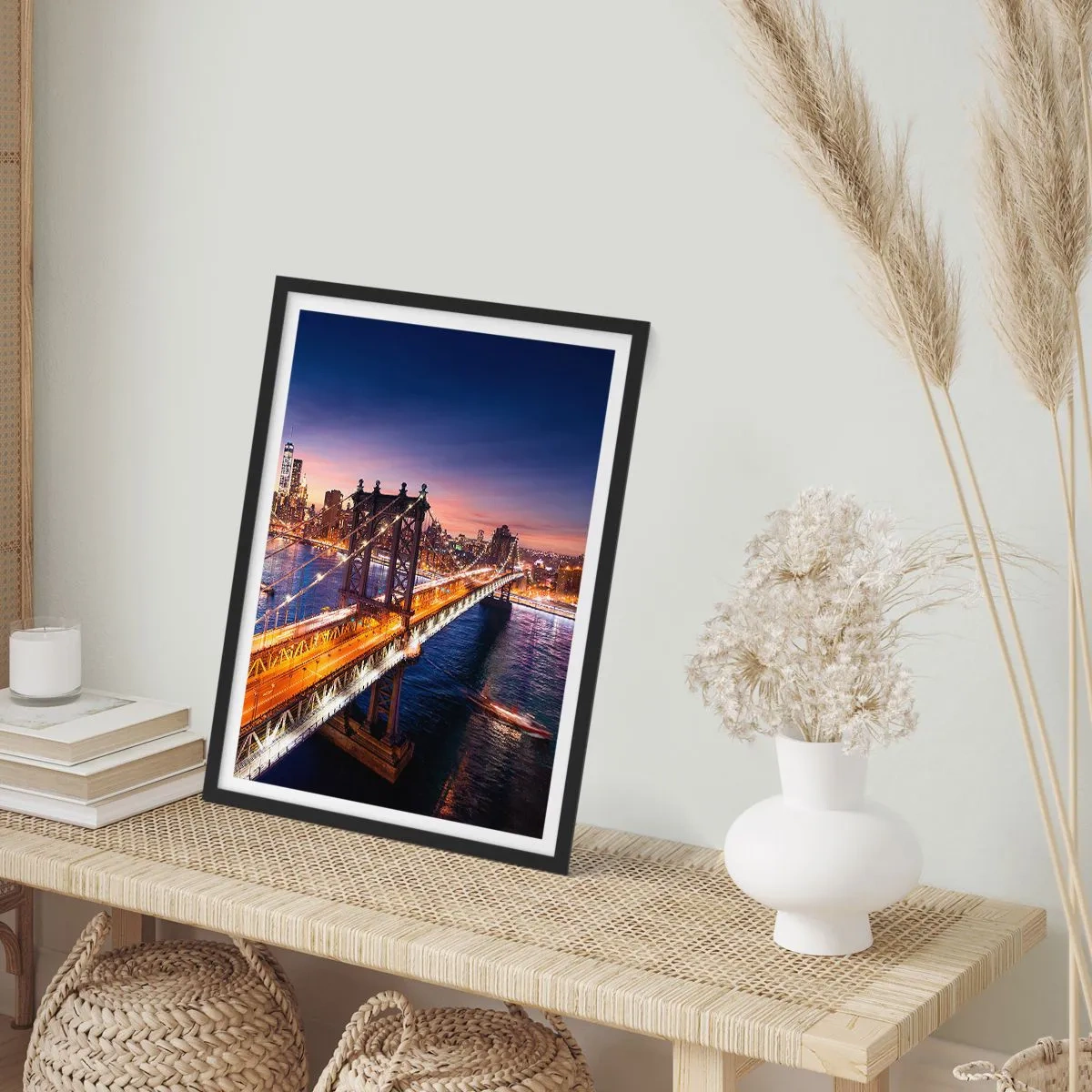 Plakat w czarnej ramie - Most w Nowym Jorku nocą z widokiem na miasto - 50x70cm - Świetlistym mostem do serca miasta - Nowoczesna dekoracja ścienna do salonu i sypialni ARTTOR