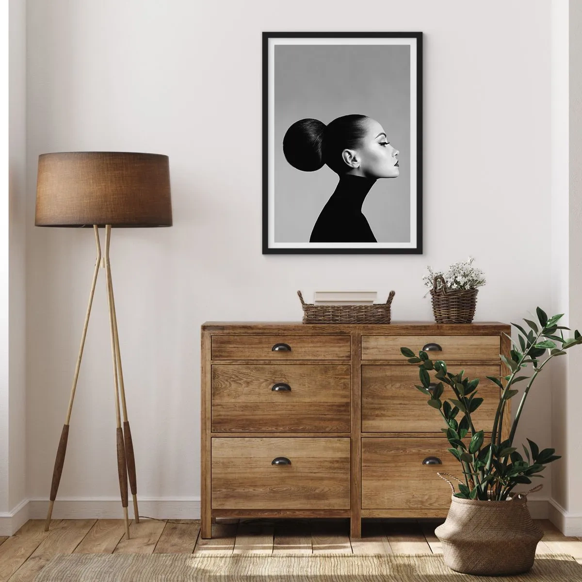 Plakat w czarnej ramie - Profil kobiety w czerni i bieli z eleganckim upięciem włosów - 50x70cm - Współczesna Nefretete - Nowoczesna dekoracja ścienna do salonu i sypialni ARTTOR