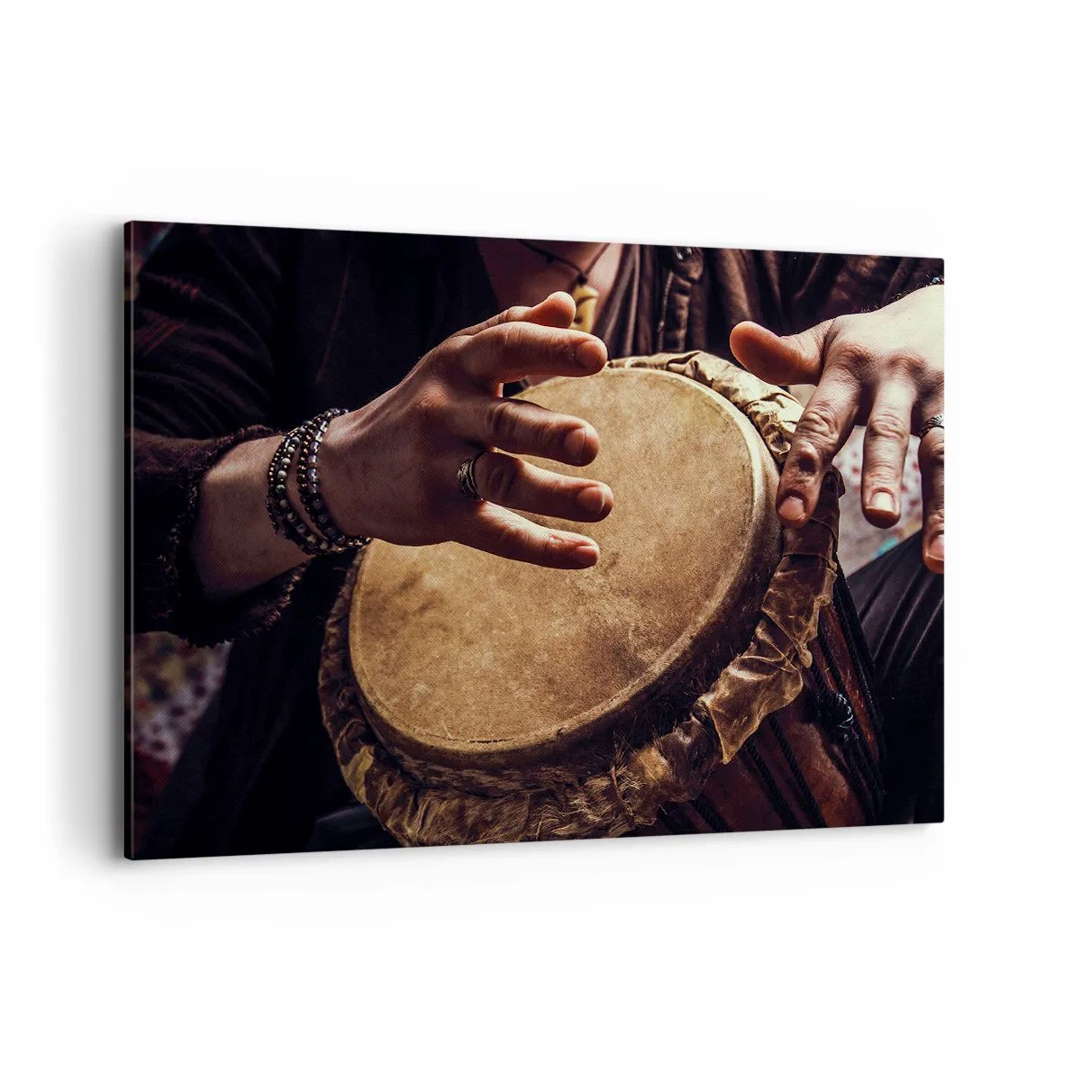 Obraz na płótnie - Ręce grające na tradycyjnym bębnie djembe - 100x70cm - W rytmie serca - Nowoczesna dekoracja ścienna do salonu, kuchni i sypialni ARTTOR