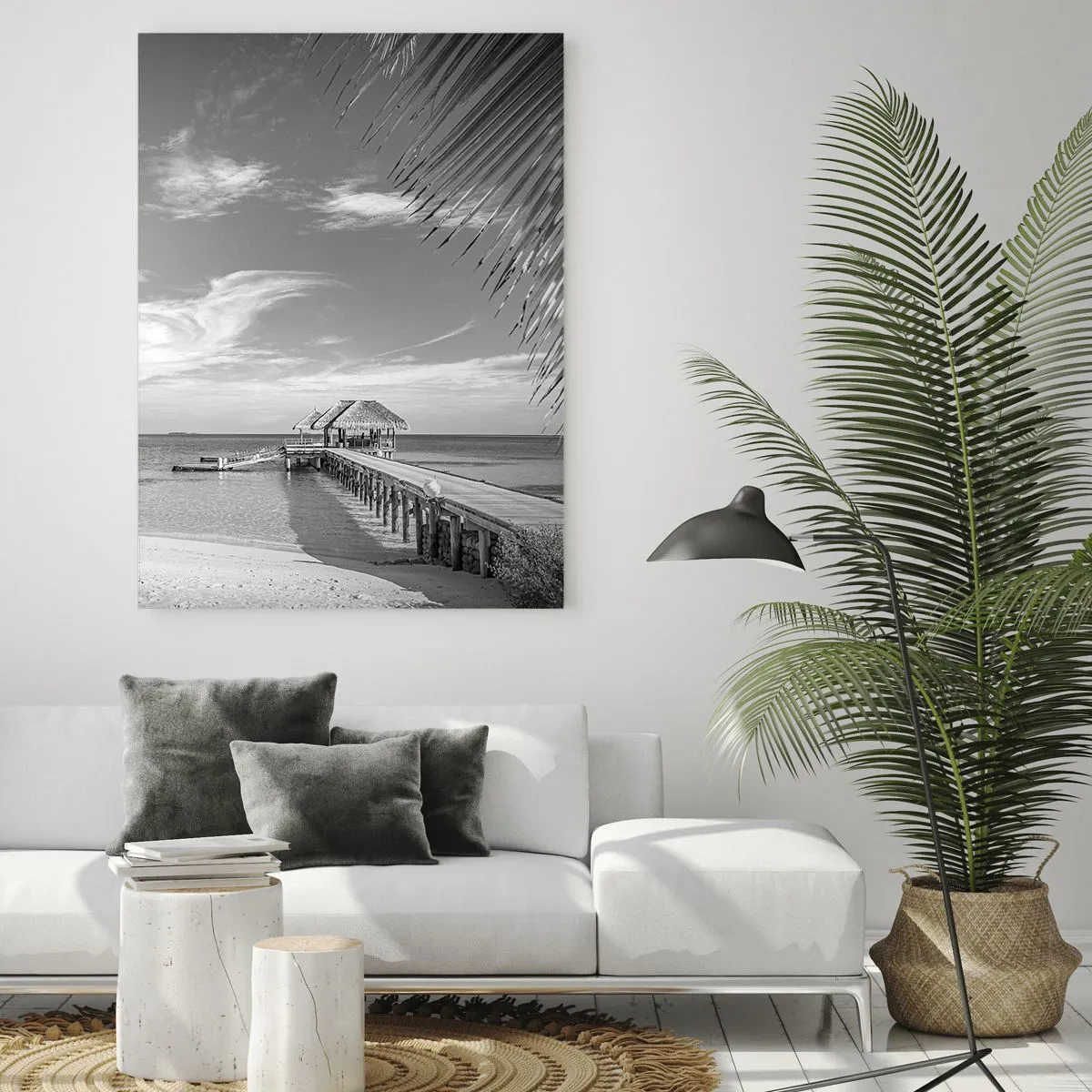 Obraz na szkle - Czarno-białe ujęcie tropikalnej plaży z pomostem - 50x70cm - Wspomnienie czy marzenie? - Nowoczesna dekoracja ścienna do salonu, kuchni i sypialni ARTTOR