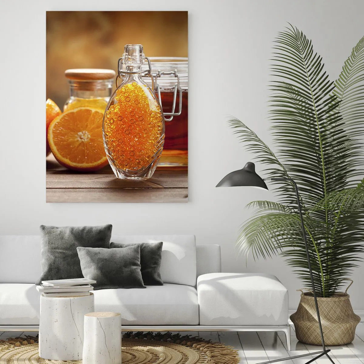 Obraz na szkle - Butelka z bursztynowym płynem i świeże pomarańcze - 70x100cm - Słoneczne smaki i aromaty - Nowoczesna dekoracja ścienna do salonu i sypialni ARTTOR