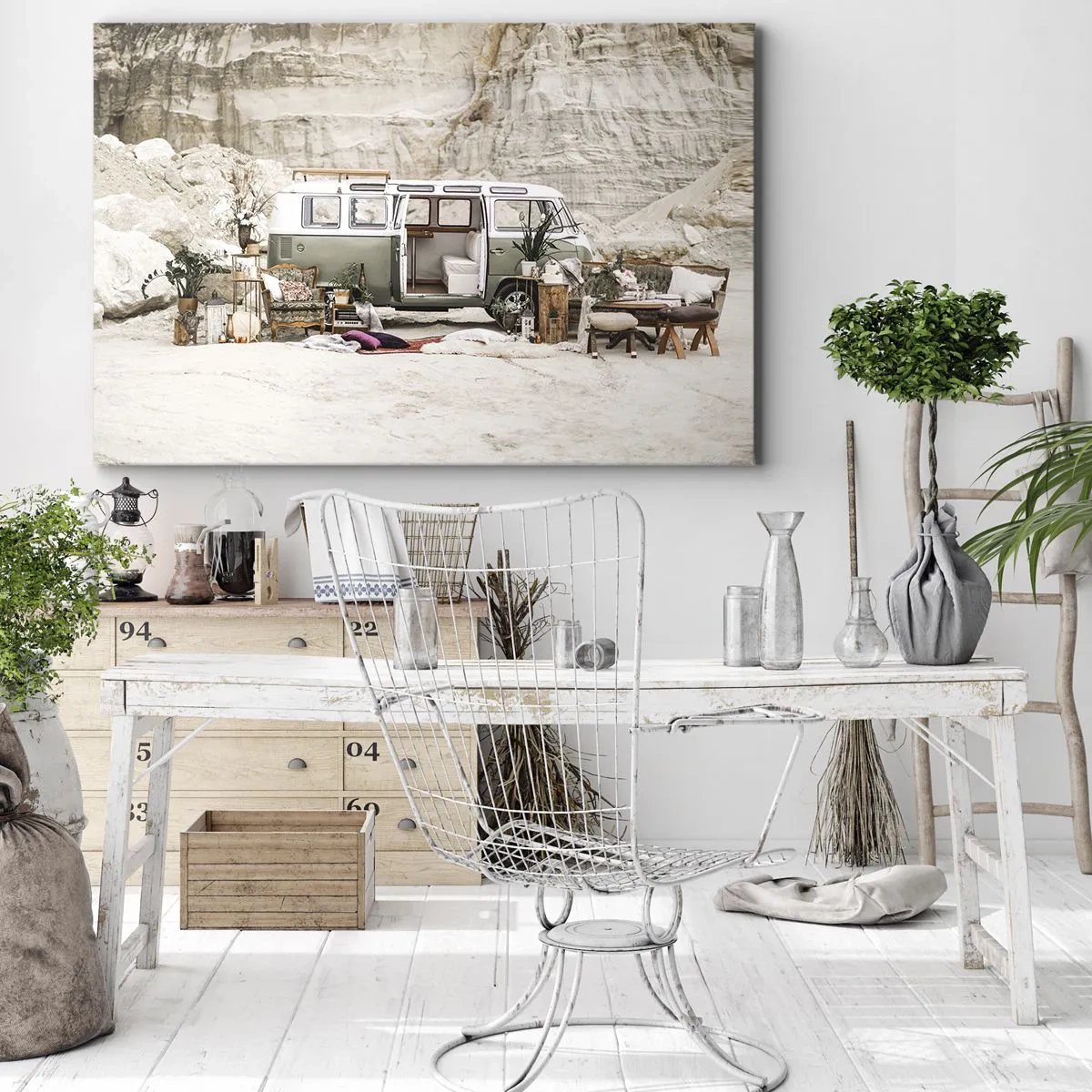 Obraz na płótnie - Retro camper z aranżacją boho na tle skalistego krajobrazu - 120x80cm - Podróż czas zacząć - Nowoczesna dekoracja ścienna do salonu, kuchni i sypialni ARTTOR