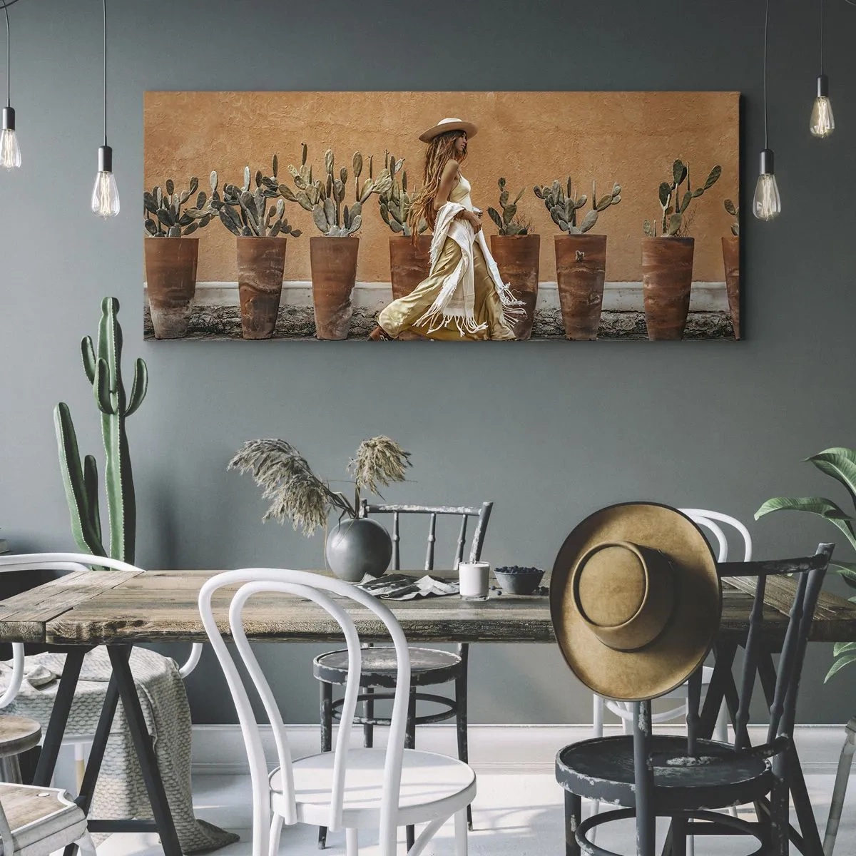 Obraz na płótnie - Kobieta w stylu boho na tle donic z kaktusami - 140x50cm - W stylu hippie - Nowoczesna dekoracja ścienna do salonu i sypialni ARTTOR