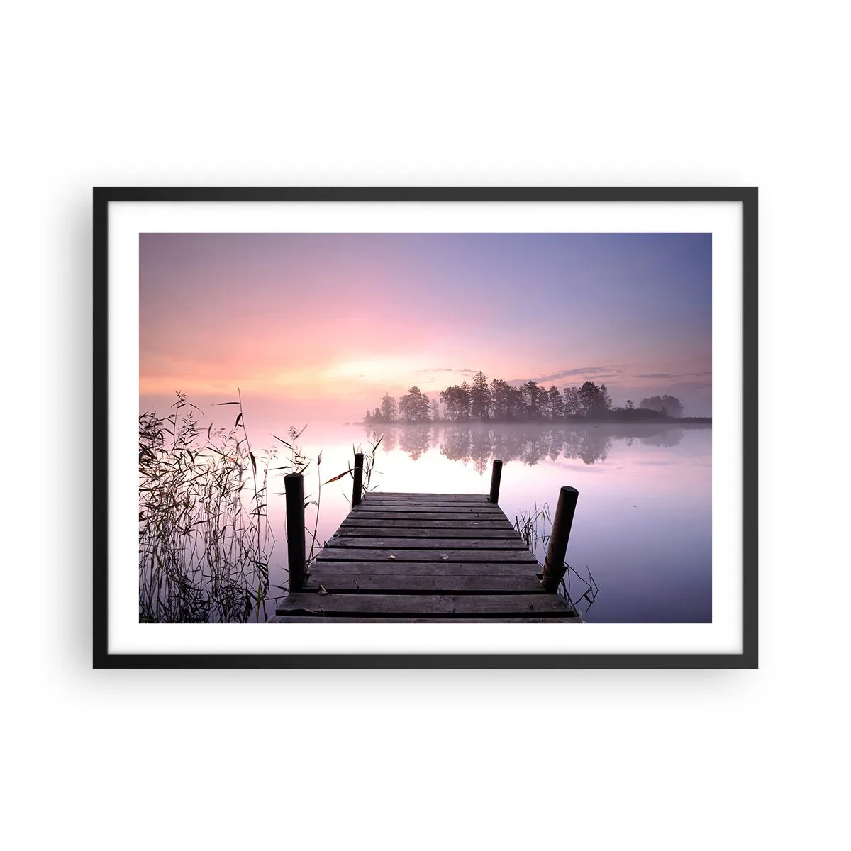 Plakat w czarnej ramie - Pomost nad jeziorem o świcie z mgłą i pastelowym niebem - 70x50cm - Z liliowej mgły... - Nowoczesna dekoracja ścienna do salonu i sypialni ARTTOR
