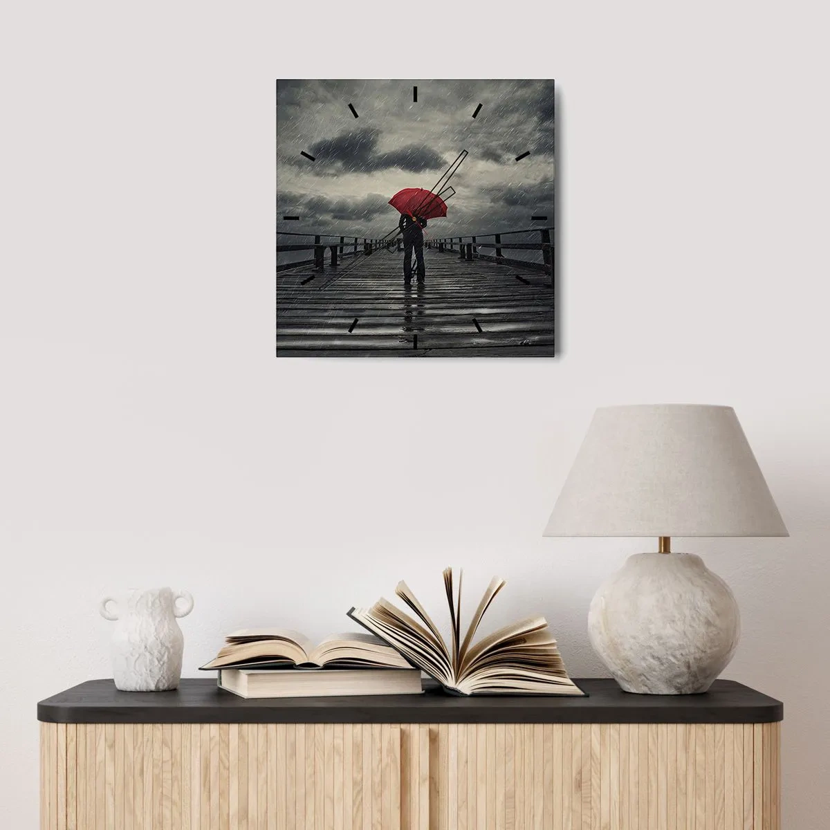Zegar ścienny - Osoba z czerwoną parasolką na deszczowym molo - 30x30cm - To nic, że pada - Nowoczesna dekoracja ścienna do salonu i sypialni ARTTOR