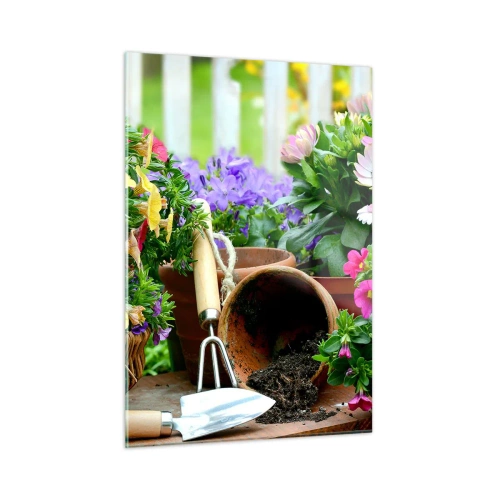 Obraz na szkle - Kolorowe kwiaty w doniczkach z narzędziami ogrodniczymi - 50x70cm - Ogródek Zosi - Nowoczesna dekoracja ścienna do salonu, kuchni i sypialni ARTTOR