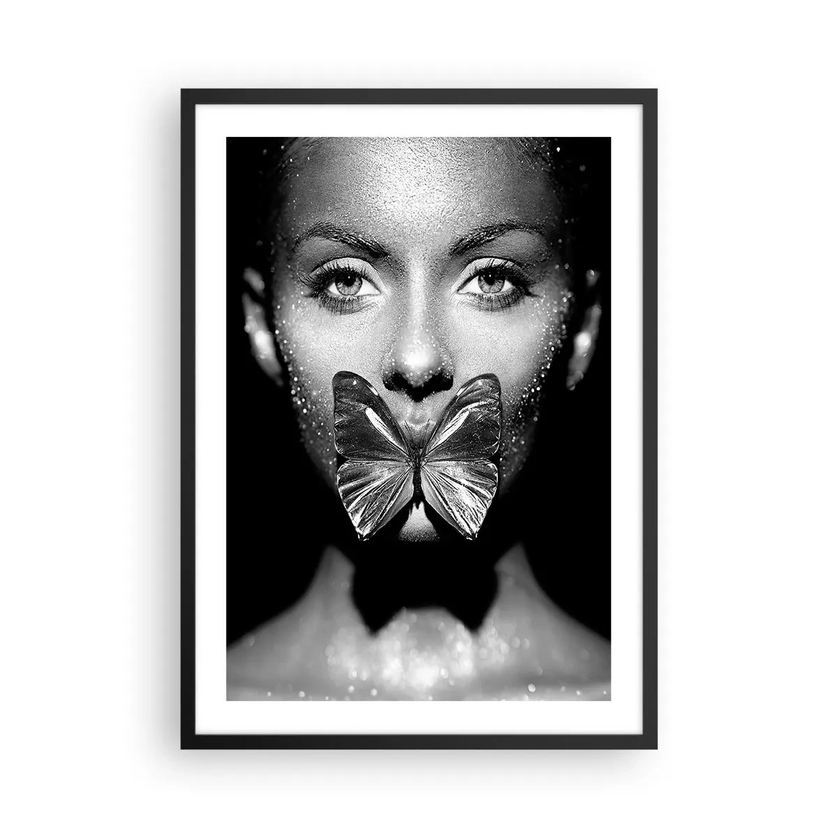 Plakat w czarnej ramie - Portret kobiety z motylem na ustach w czarno-białej kolorystyce - 50x70cm - Motyli pocałunek - Nowoczesna dekoracja ścienna do salonu i sypialni ARTTOR