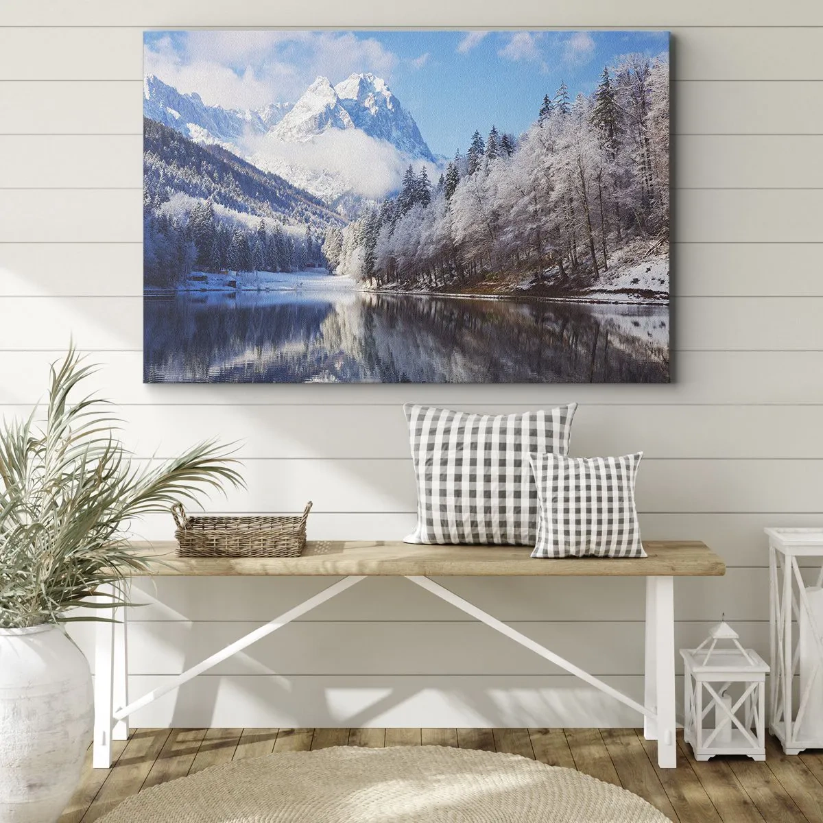 Obraz na płótnie - Zimowy krajobraz górski z ośnieżonymi drzewami i jeziorem - 70x50cm - Śnieżna straż - Nowoczesna dekoracja ścienna do salonu i sypialni ARTTOR