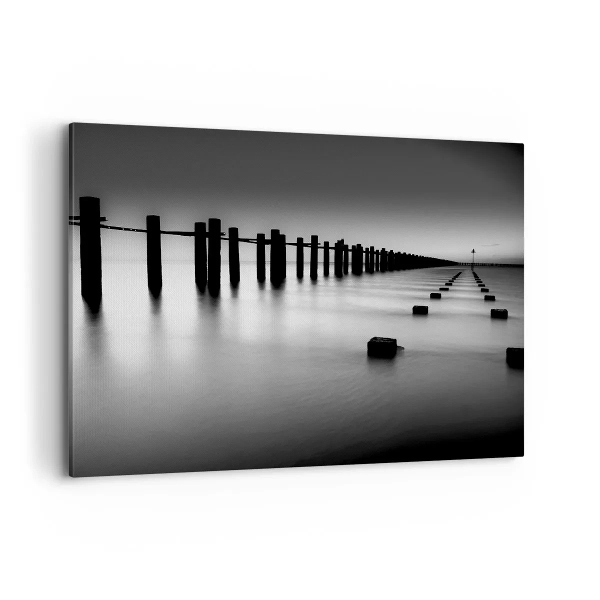 Obraz na płótnie - Drewniane pale i betonowe bloki zanurzone w wodzie w czarno-białej tonacji - 100x70cm - Szara dal we mgle - Nowoczesna dekoracja ścienna do salonu, kuchni i sypialni ARTTOR
