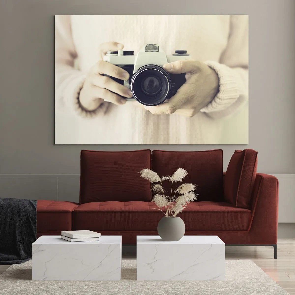 Obraz na szkle - Osoba trzymająca klasyczny aparat fotograficzny w rękach - 70x50cm - By widzieć więcej… - Nowoczesna dekoracja ścienna do salonu i sypialni ARTTOR