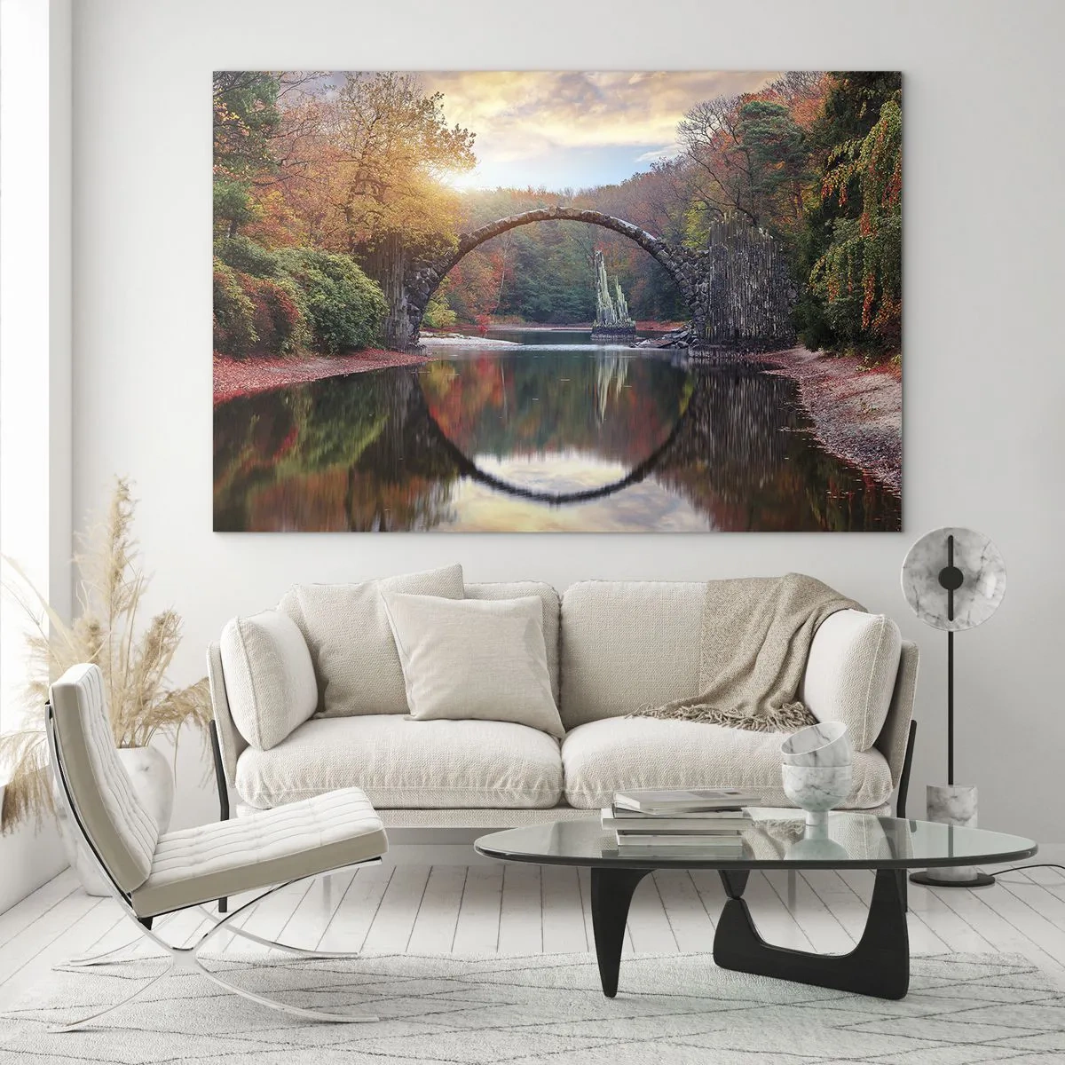 Obraz na szkle - Kamienny most odbijający się w jeziorze pośród jesiennego lasu - 70x50cm - Po drugiej stronie lustra - Nowoczesna dekoracja ścienna do salonu i sypialni ARTTOR
