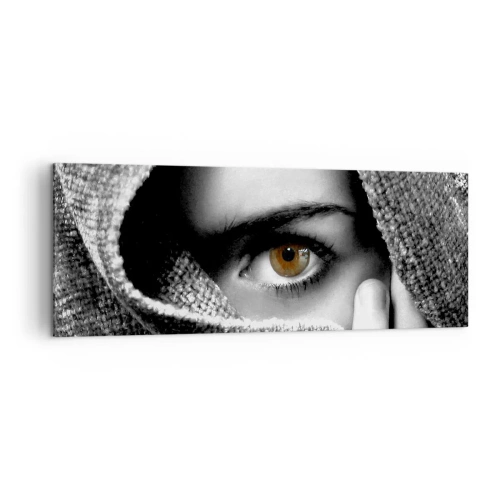 Obraz na płótnie - Portret kobiety z bursztynowym okiem zakrytej tkaniną w odcieniach szarości. - 140x50cm - Poznaj tajemnicę - Nowoczesna dekoracja ścienna do salonu i sypialni ARTTOR