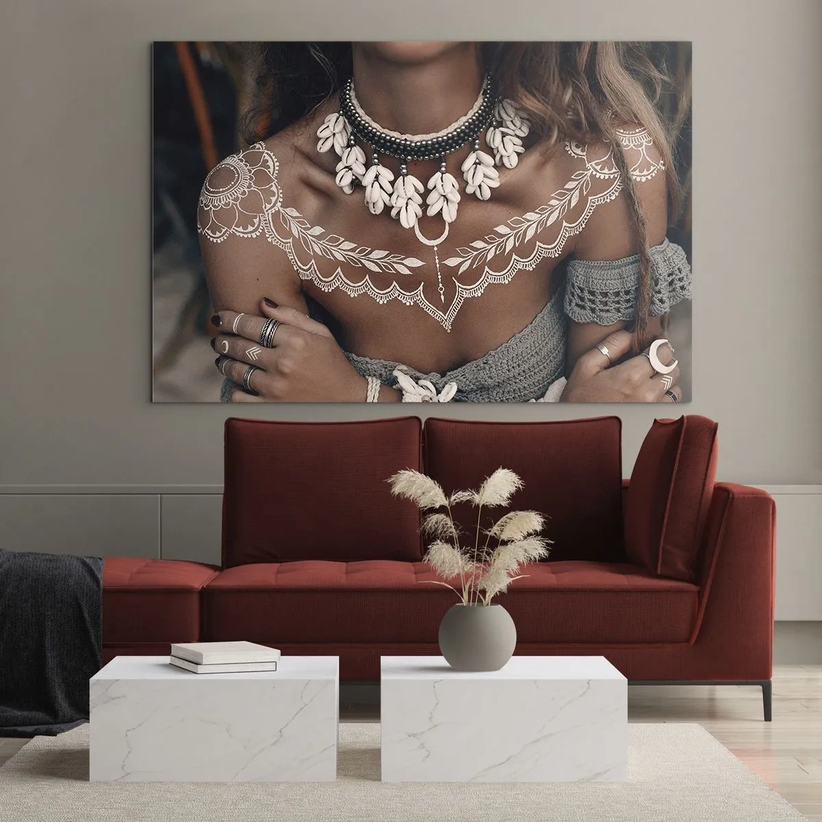 Obraz na szkle - Zbliżenie kobiety w naszyjniku z muszli i białym tatuażu - 120x80cm - Talizmany, rytuały kobiecości - Nowoczesna dekoracja ścienna do salonu, kuchni i sypialni ARTTOR