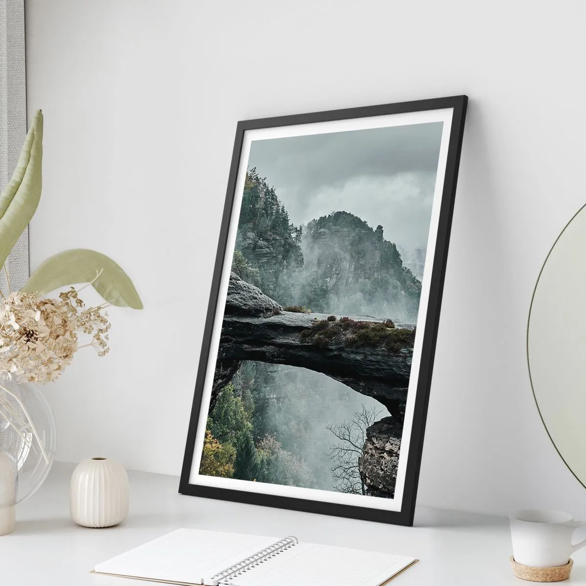 Plakat w czarnej ramie - Fotografia tajemniczego mostu skalnego otoczonego mgłą w górskim krajobrazie - 50x70cm - Zaraz się zacznie przygoda - Nowoczesna dekoracja ścienna do salonu i sypialni ARTTOR