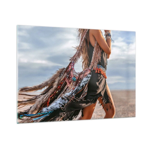 Obraz na szkle - Kobieta w stylu boho z piórami i ozdobami na tle pustyni - 100x70cm - Dziewczyna szamana - Nowoczesna dekoracja ścienna do salonu, kuchni i sypialni ARTTOR
